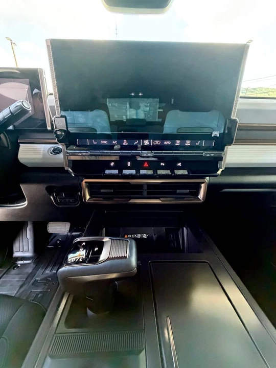 2024 GMC Hummer EV - Image 10 of 15