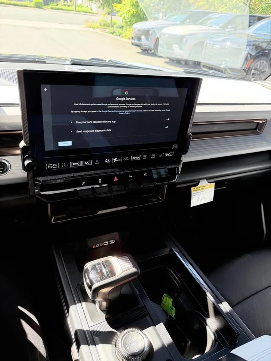 2024 GMC Hummer EV - Image 16 of 17