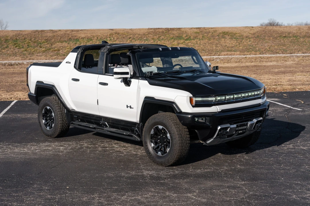 2024 GMC Hummer EV - Image 9 of 31
