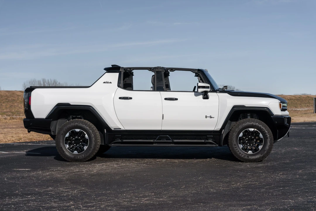 2024 GMC Hummer EV - Image 10 of 31
