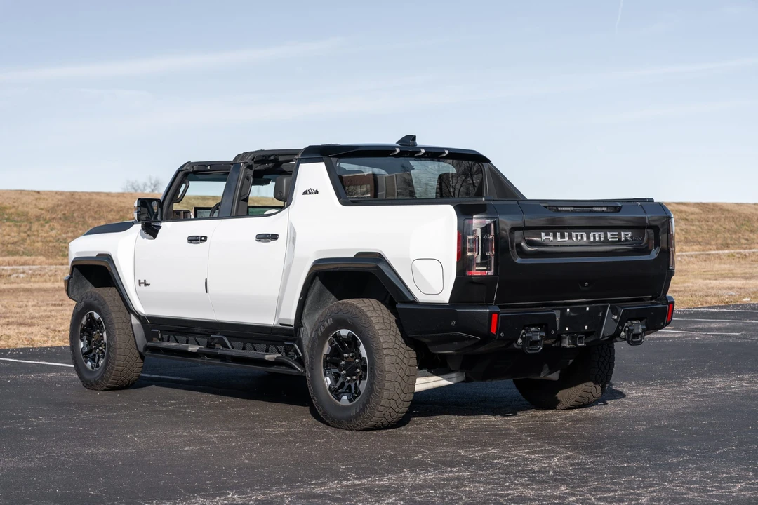 2024 GMC Hummer EV - Image 17 of 31