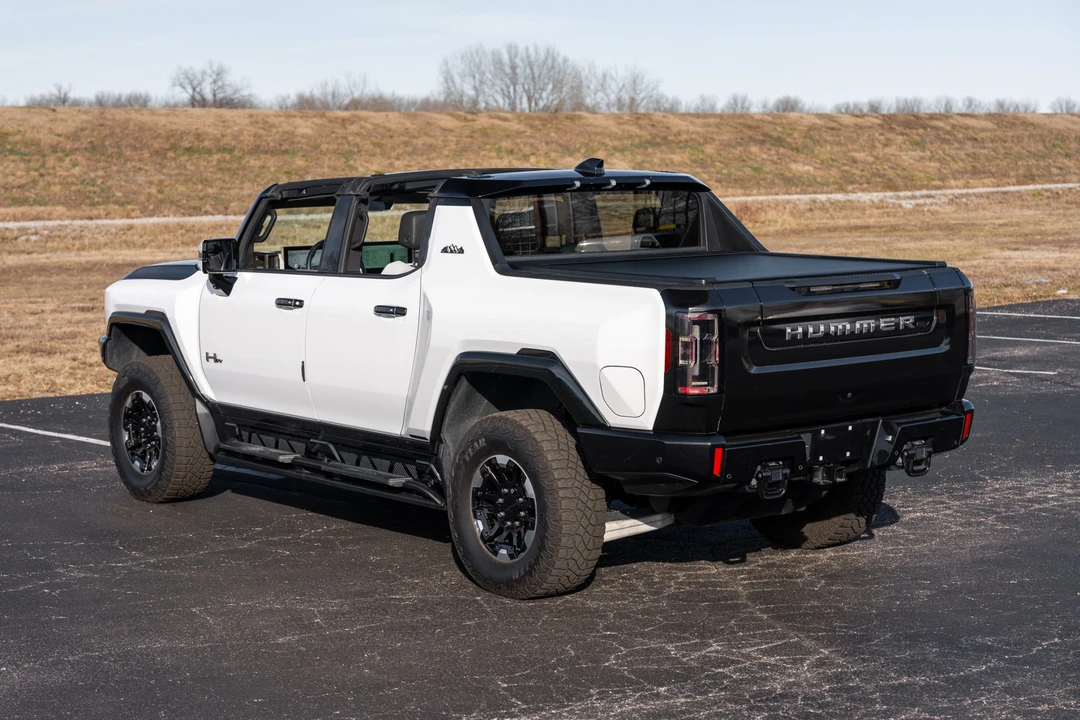 2024 GMC Hummer EV - Image 18 of 31