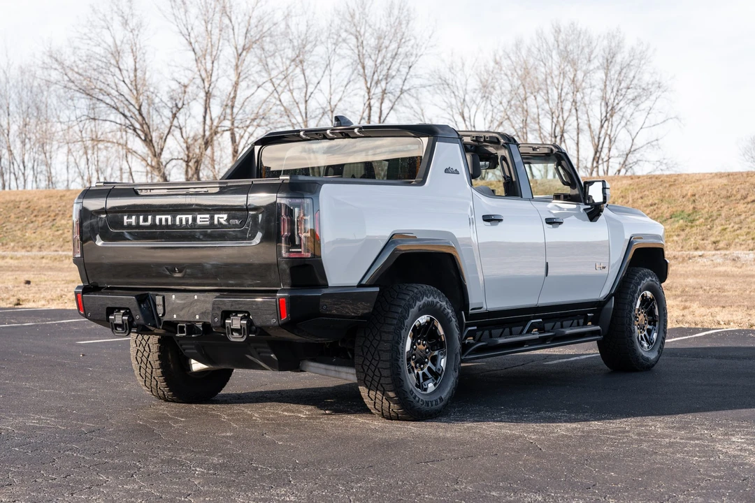 2024 GMC Hummer EV - Image 12 of 31