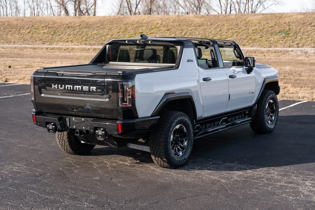 2024 GMC Hummer EV - Image 11 of 31