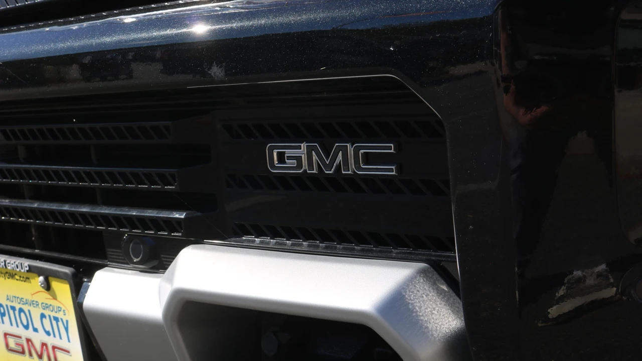 2024 GMC Hummer EV - Image 21 of 31