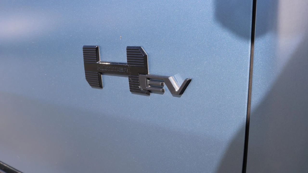 2024 GMC Hummer EV - Image 23 of 31