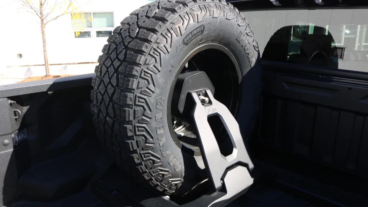 2024 GMC Hummer EV - Image 30 of 31