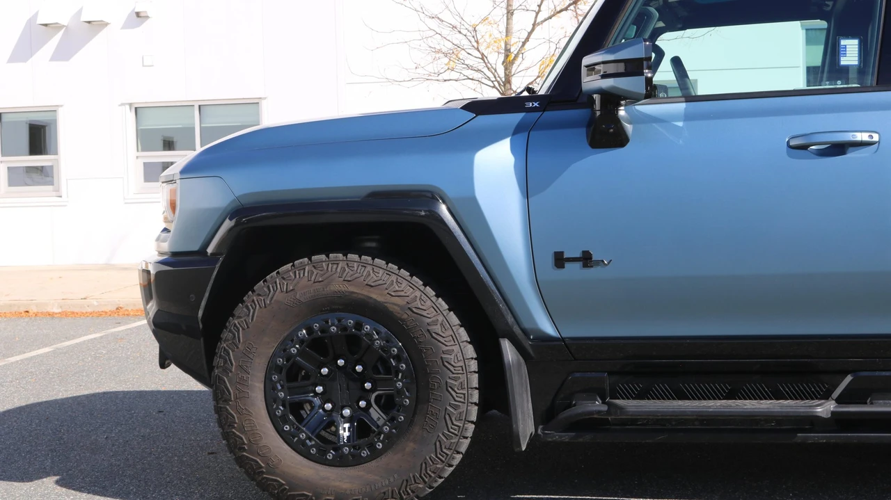 2024 GMC Hummer EV - Image 11 of 31