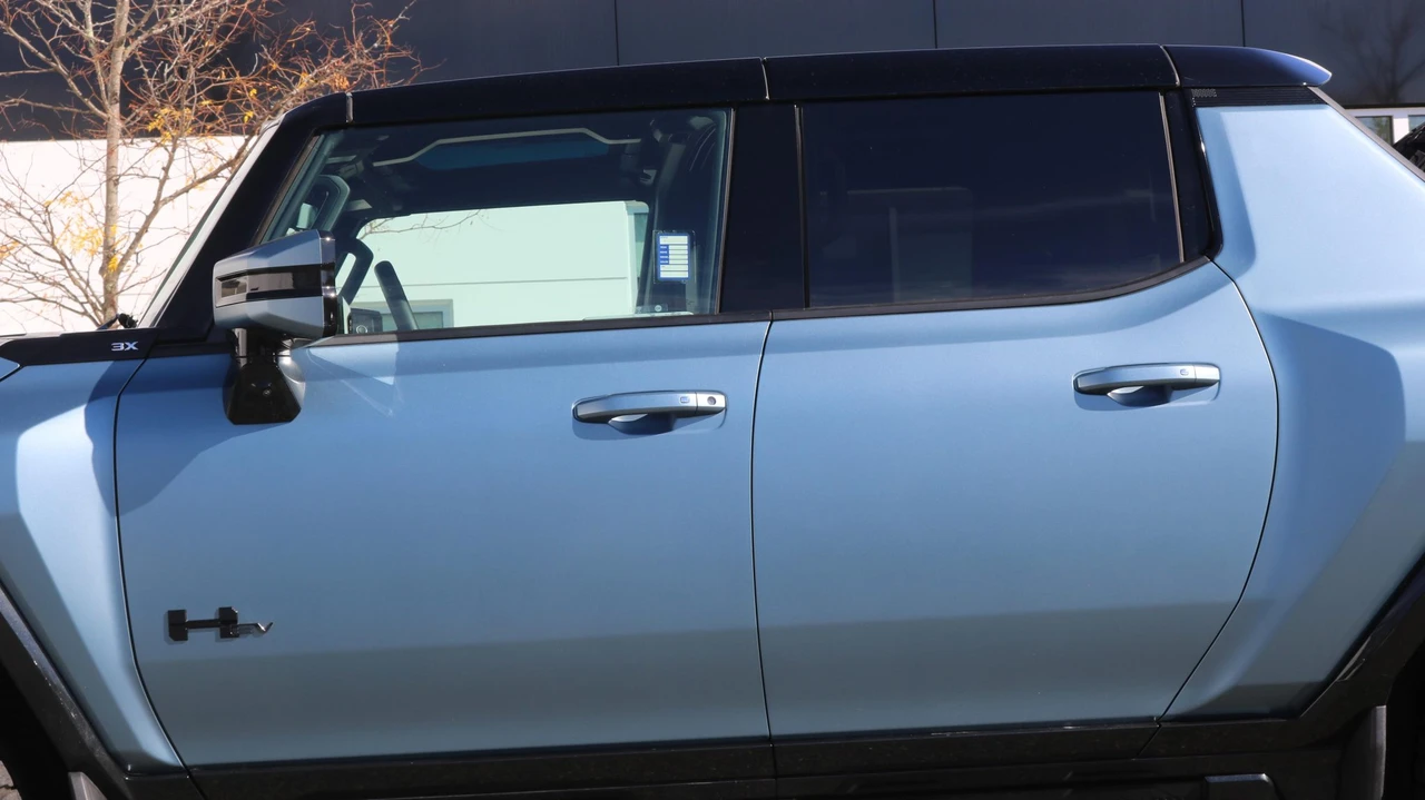 2024 GMC Hummer EV - Image 12 of 31