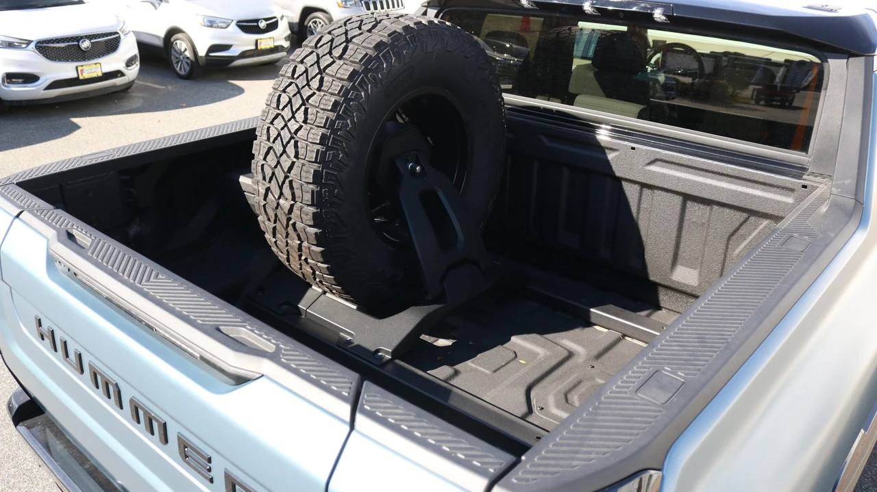 2024 GMC Hummer EV - Image 29 of 31