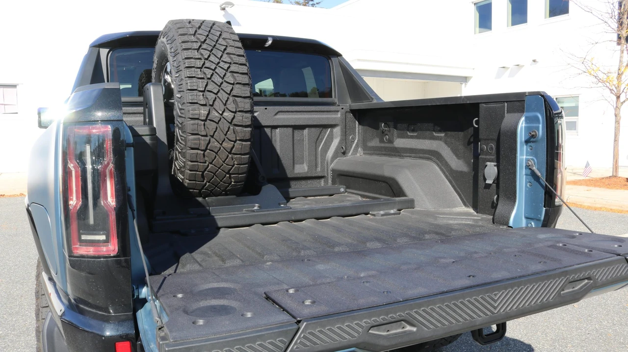 2024 GMC Hummer EV - Image 28 of 31
