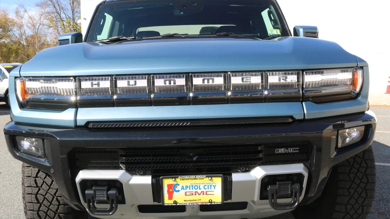 2024 GMC Hummer EV - Image 18 of 31