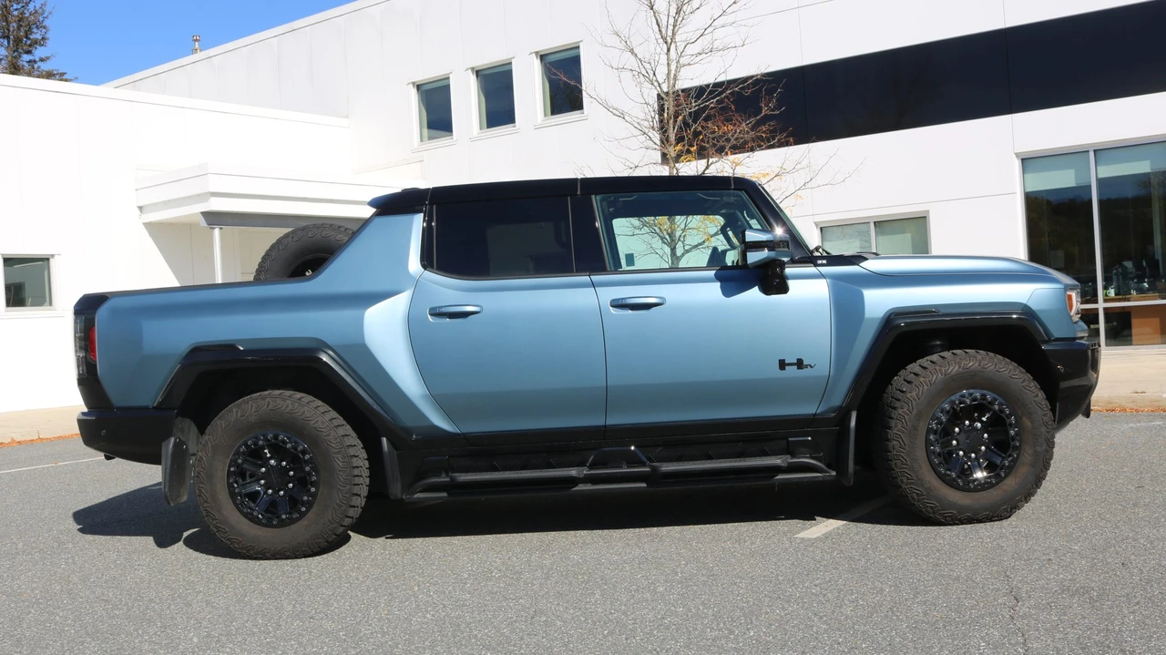 2024 GMC Hummer EV - Image 5 of 31