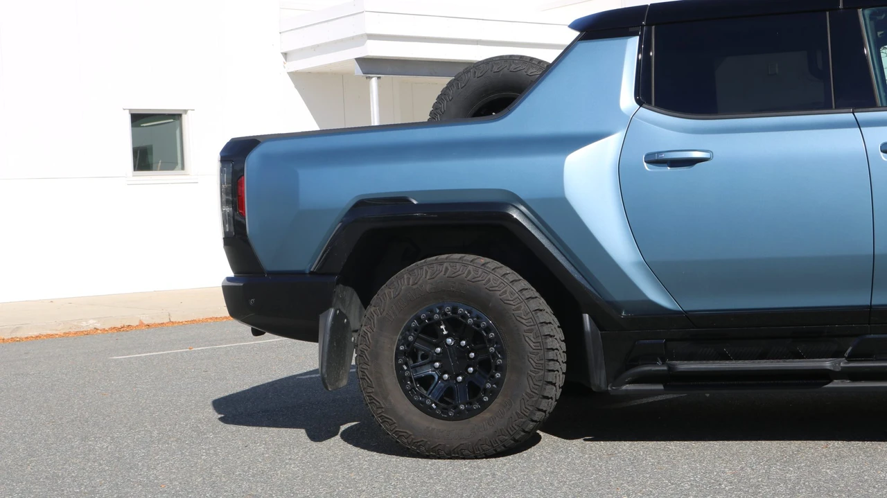 2024 GMC Hummer EV - Image 14 of 31
