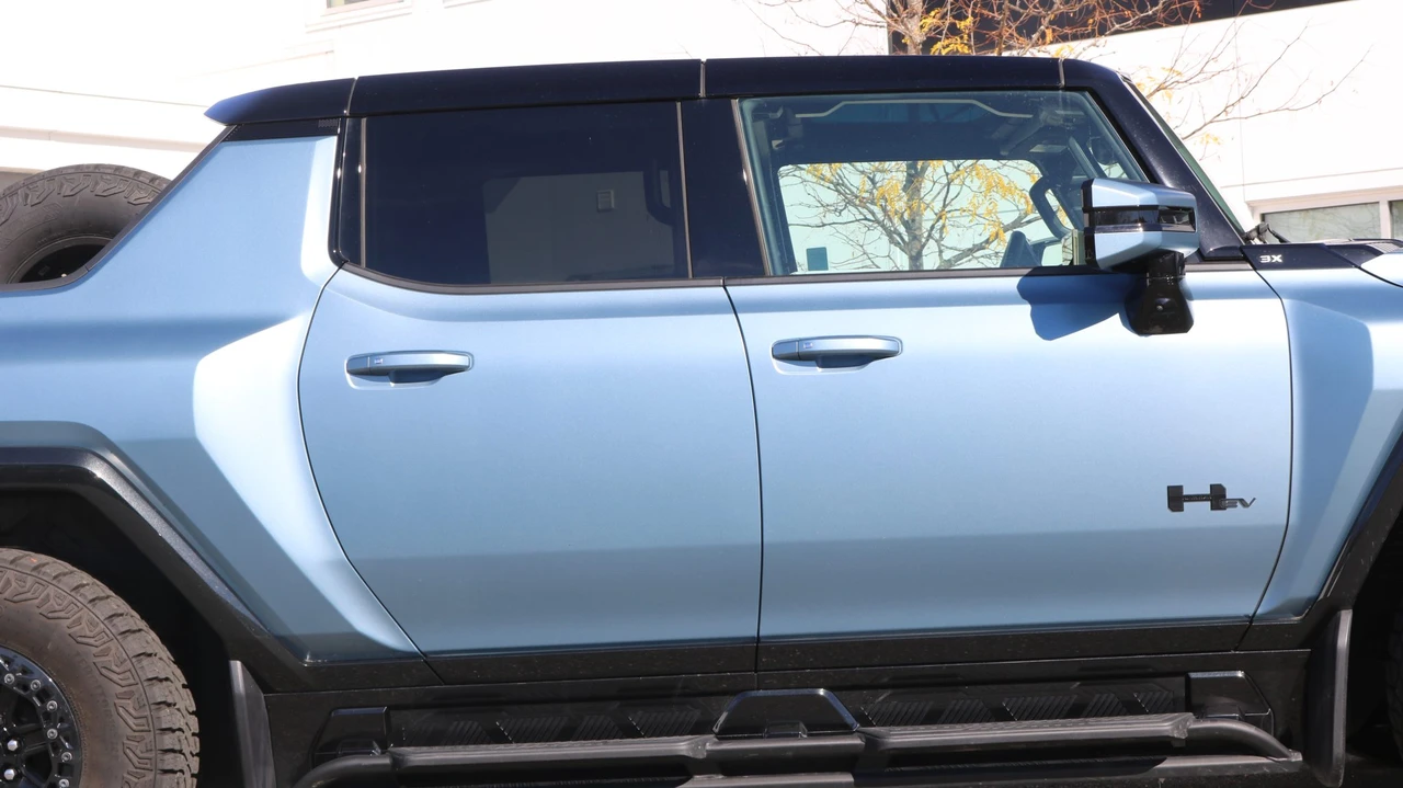 2024 GMC Hummer EV - Image 15 of 31