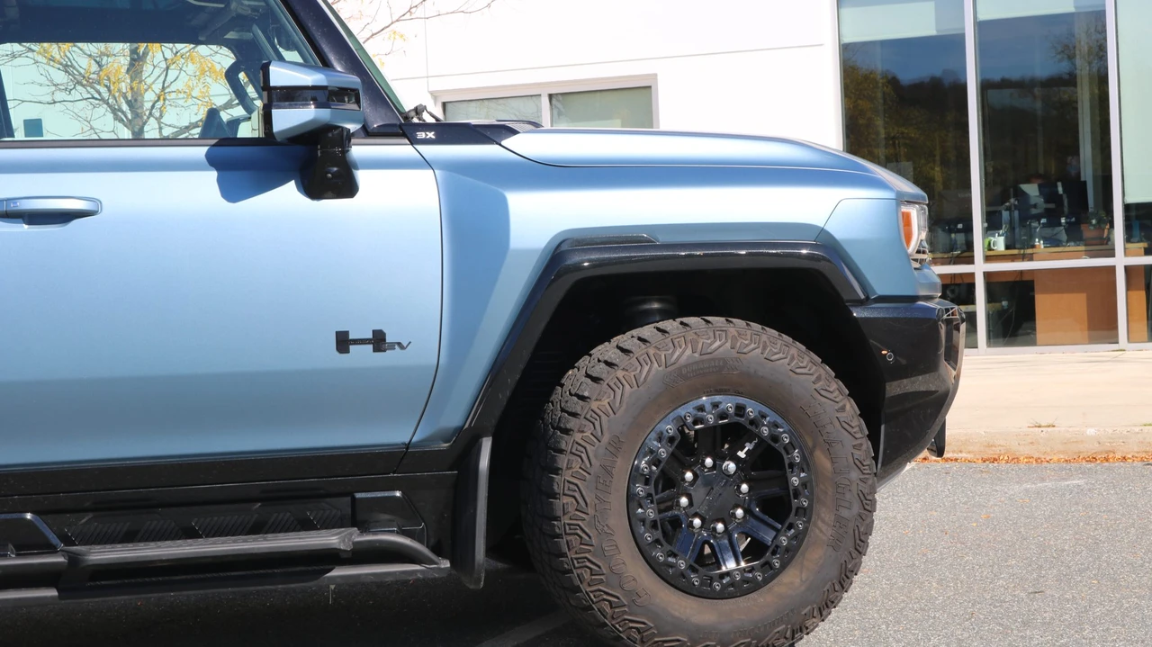 2024 GMC Hummer EV - Image 16 of 31