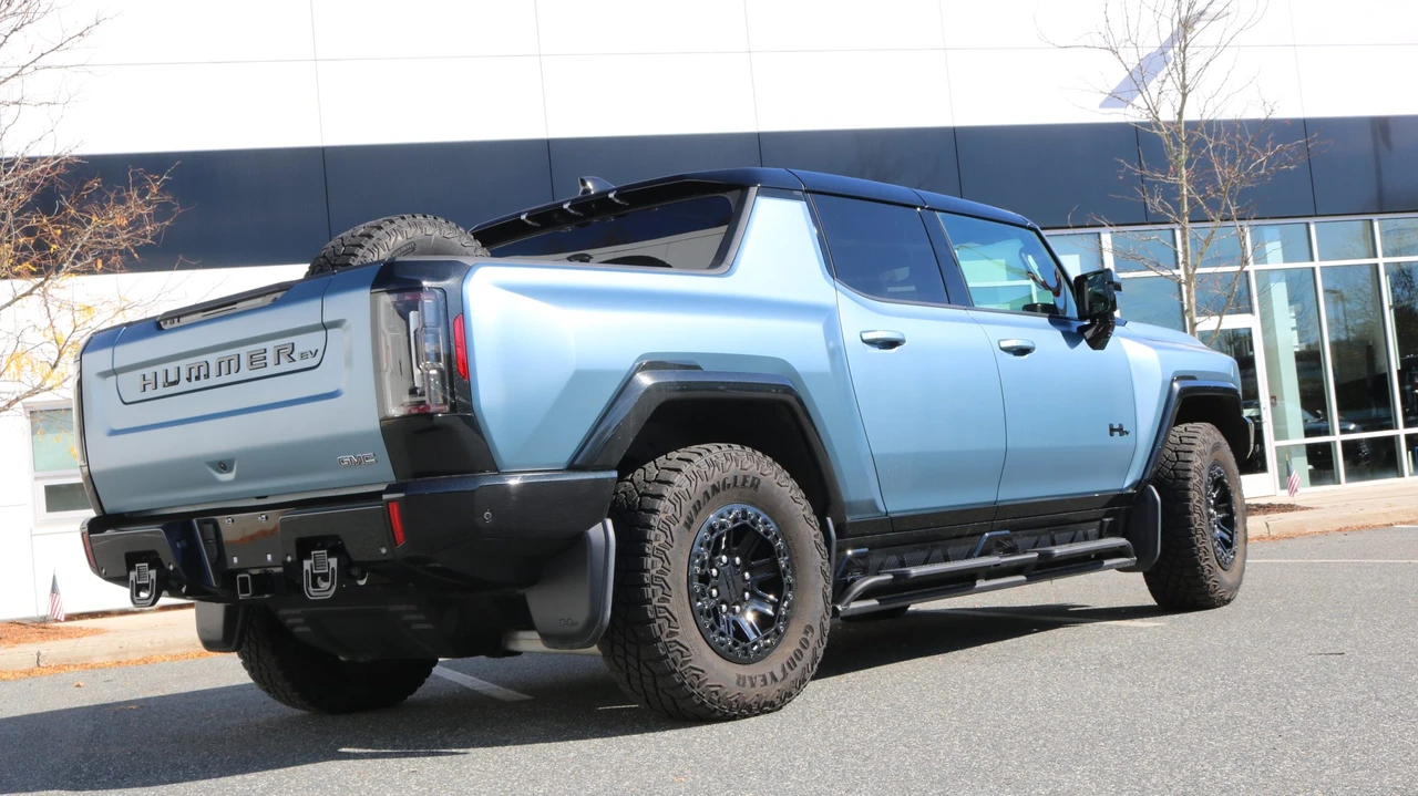 2024 GMC Hummer EV - Image 7 of 31