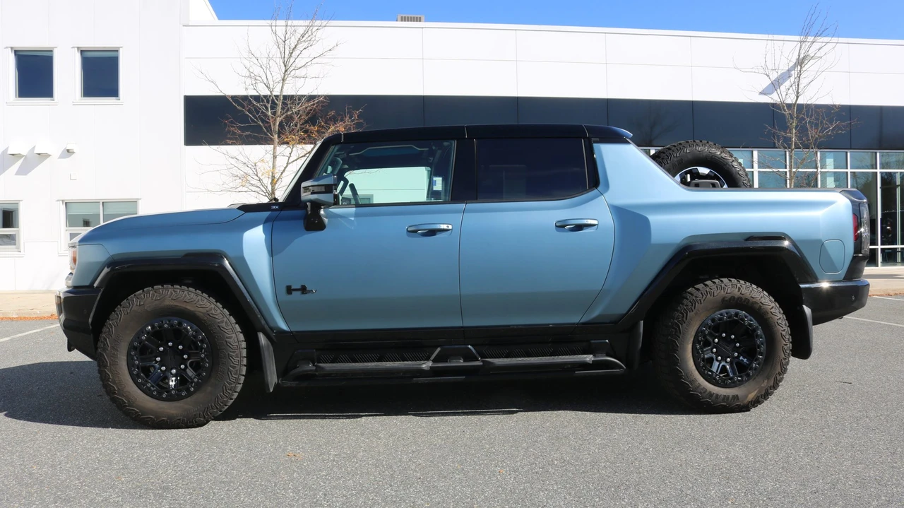 2024 GMC Hummer EV - Image 10 of 31