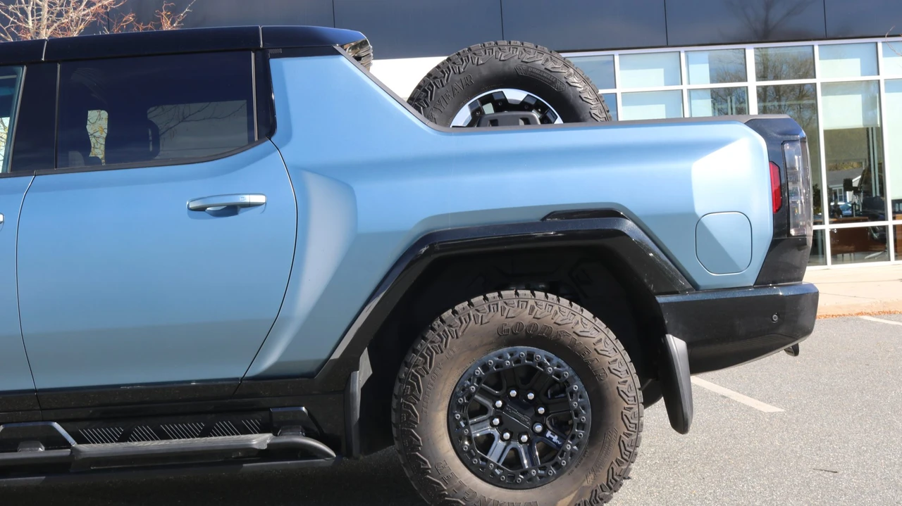 2024 GMC Hummer EV - Image 13 of 31