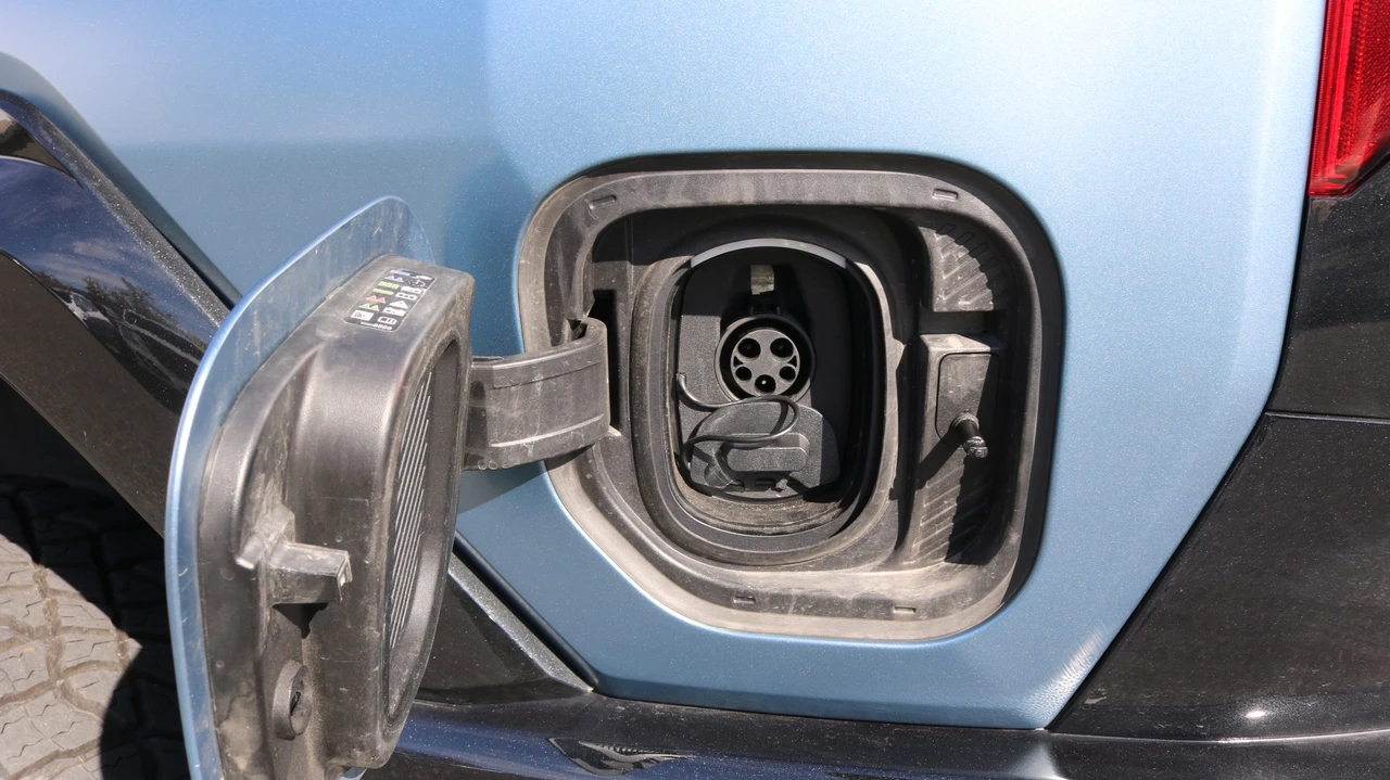 2024 GMC Hummer EV - Image 24 of 31
