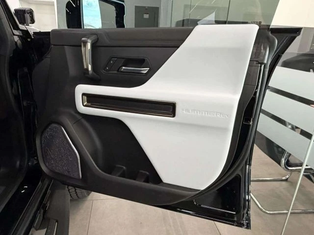 2024 GMC Hummer EV - Image 25 of 31