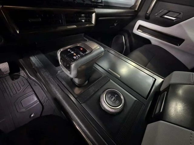 2024 GMC Hummer EV - Image 15 of 31