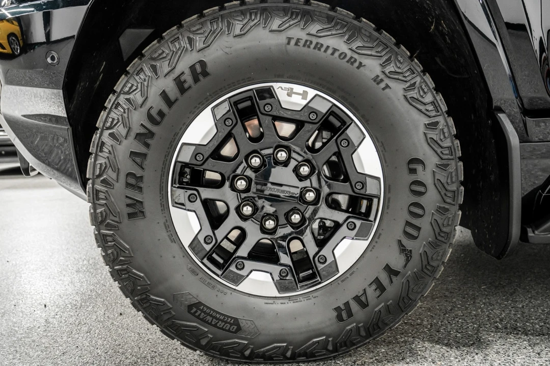 2024 GMC Hummer EV - Image 9 of 21