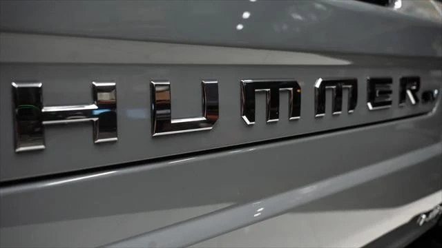 2024 GMC Hummer EV - Image 14 of 31