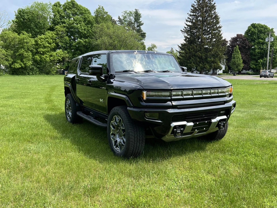 2024 GMC Hummer EV - Image 11 of 31