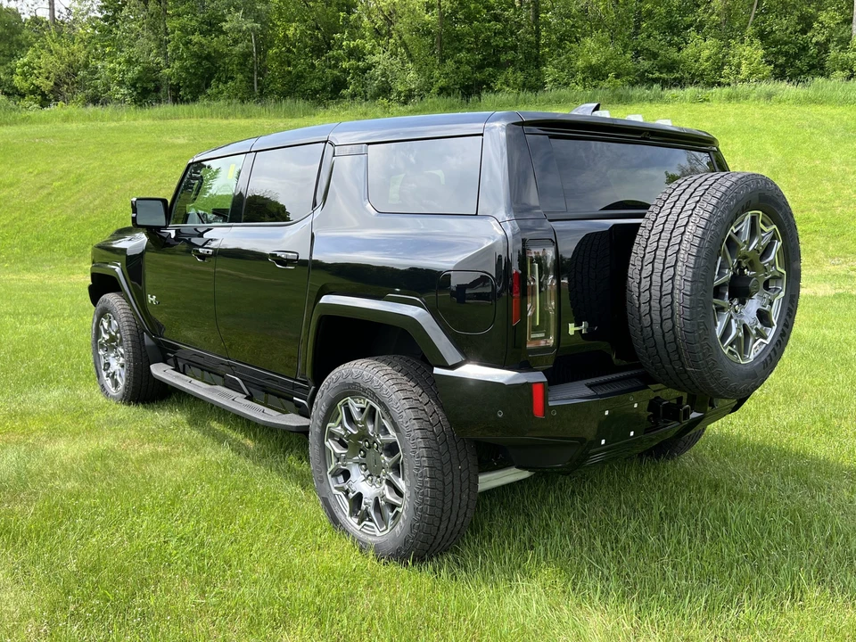 2024 GMC Hummer EV - Image 6 of 31