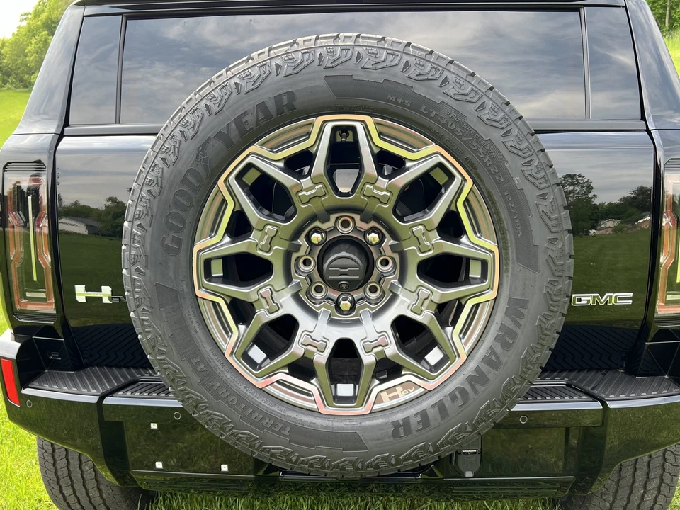 2024 GMC Hummer EV - Image 26 of 31