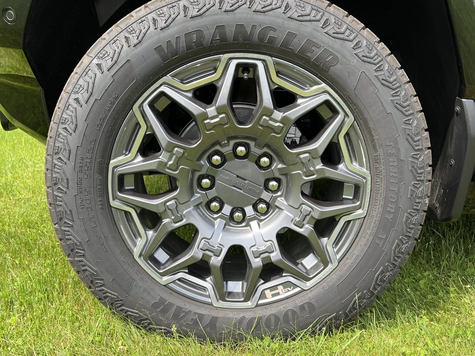 2024 GMC Hummer EV - Image 25 of 31