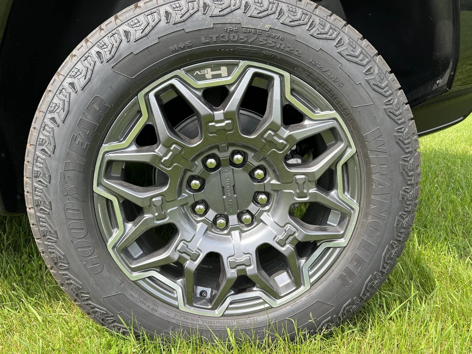 2024 GMC Hummer EV - Image 24 of 31