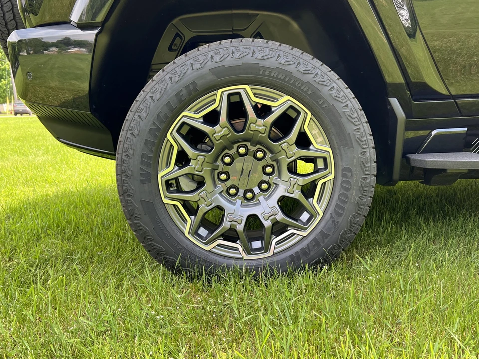 2024 GMC Hummer EV - Image 23 of 31