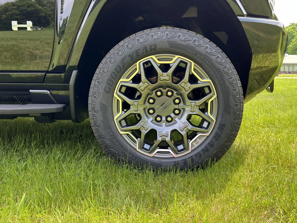 2024 GMC Hummer EV - Image 22 of 31