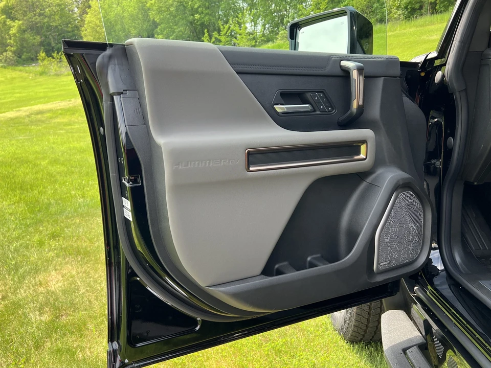 2024 GMC Hummer EV - Image 29 of 31