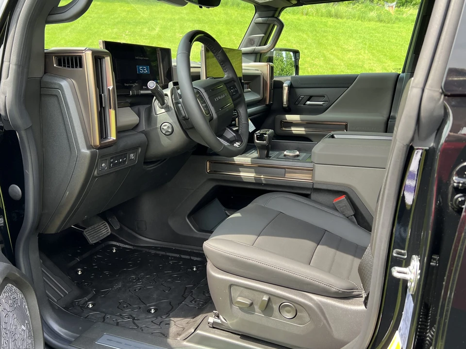 2024 GMC Hummer EV - Image 28 of 31