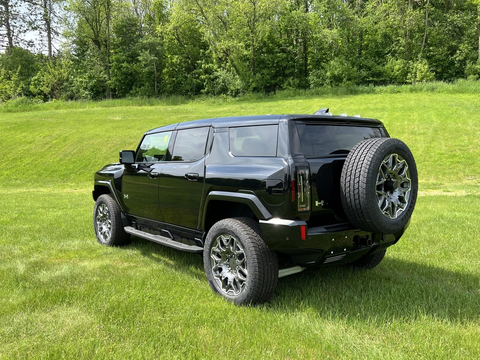 2024 GMC Hummer EV - Image 5 of 31