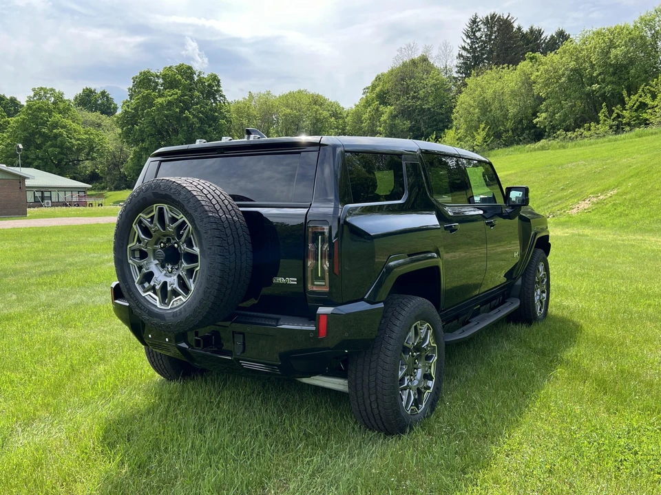 2024 GMC Hummer EV - Image 8 of 31