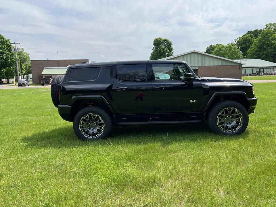 2024 GMC Hummer EV - Image 9 of 31