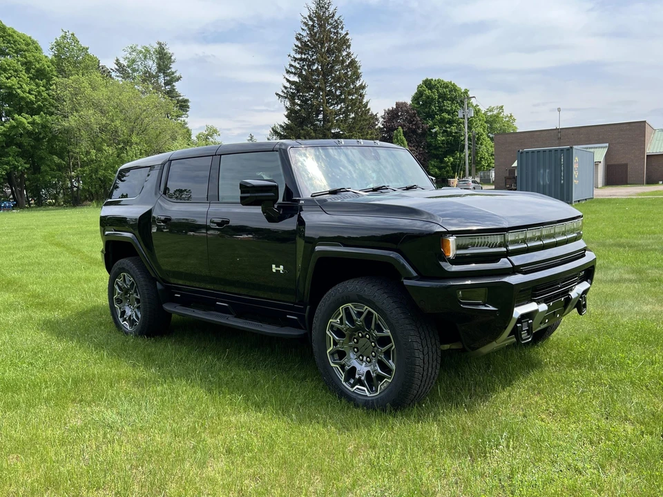 2024 GMC Hummer EV - Image 10 of 31