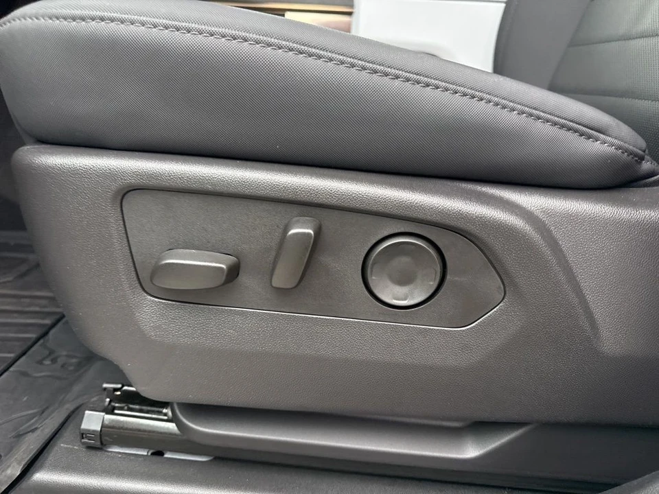 2024 GMC Hummer EV - Image 10 of 21