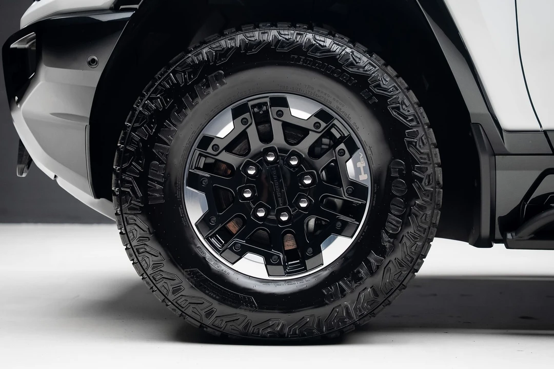 2024 GMC Hummer EV - Image 20 of 21