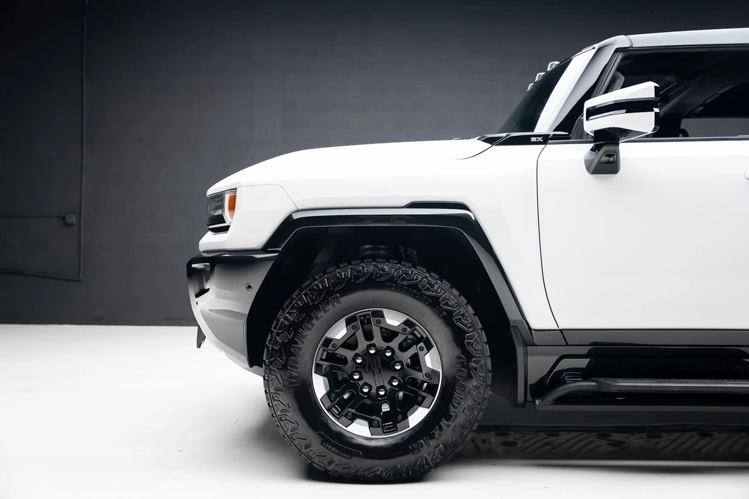 2024 GMC Hummer EV - Image 19 of 21