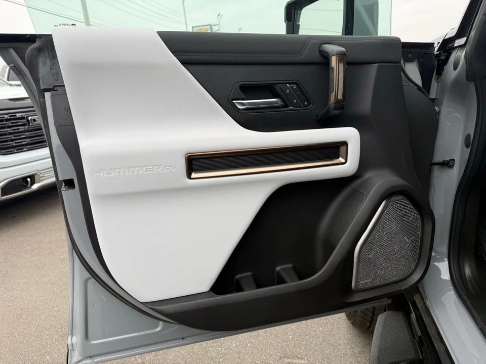 2024 GMC Hummer EV - Image 9 of 21