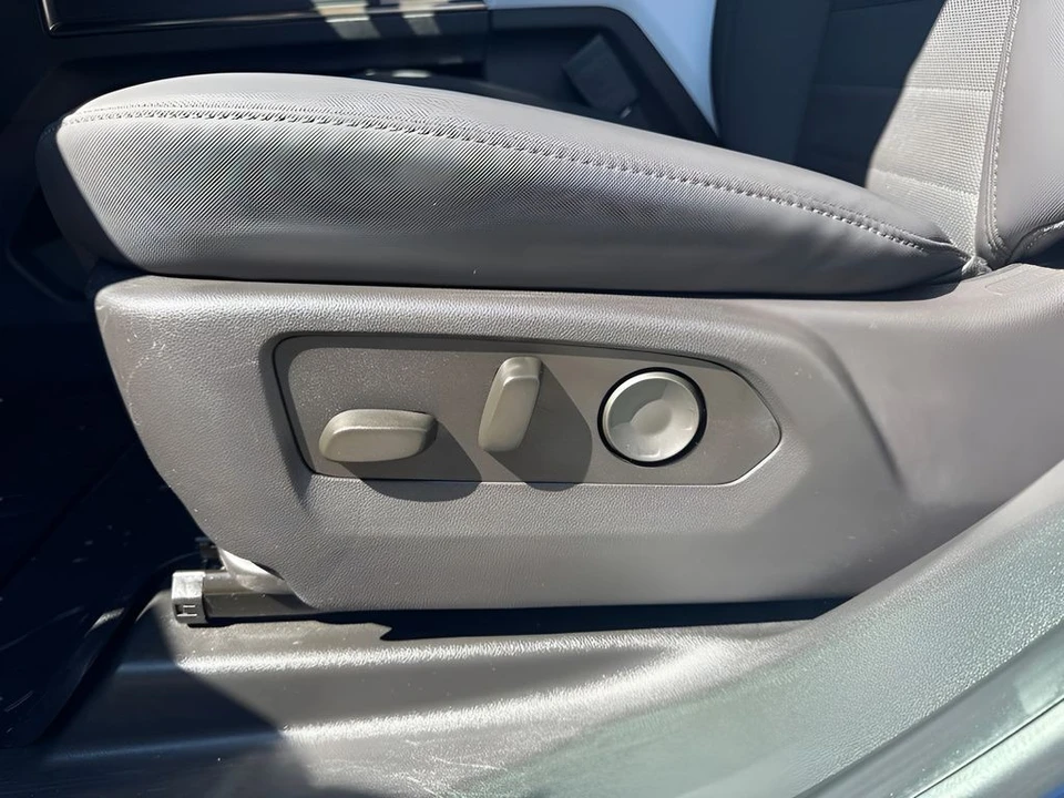 2024 GMC Hummer EV - Image 11 of 31