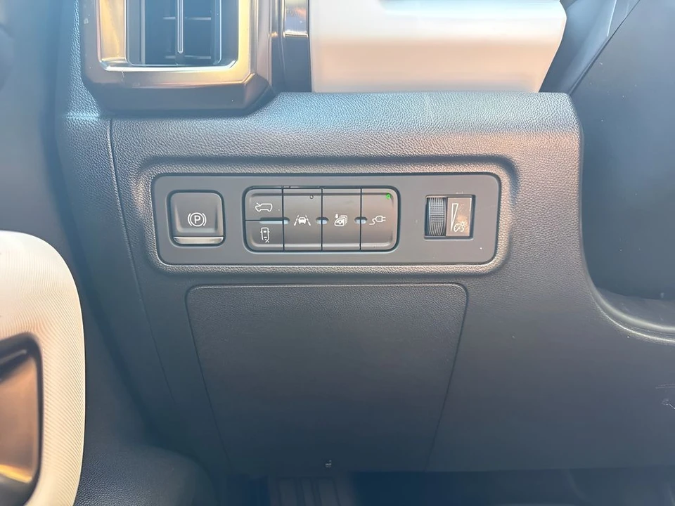 2024 GMC Hummer EV - Image 25 of 31