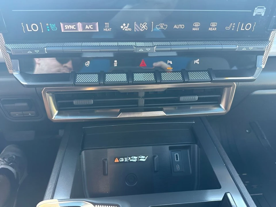 2024 GMC Hummer EV - Image 20 of 31