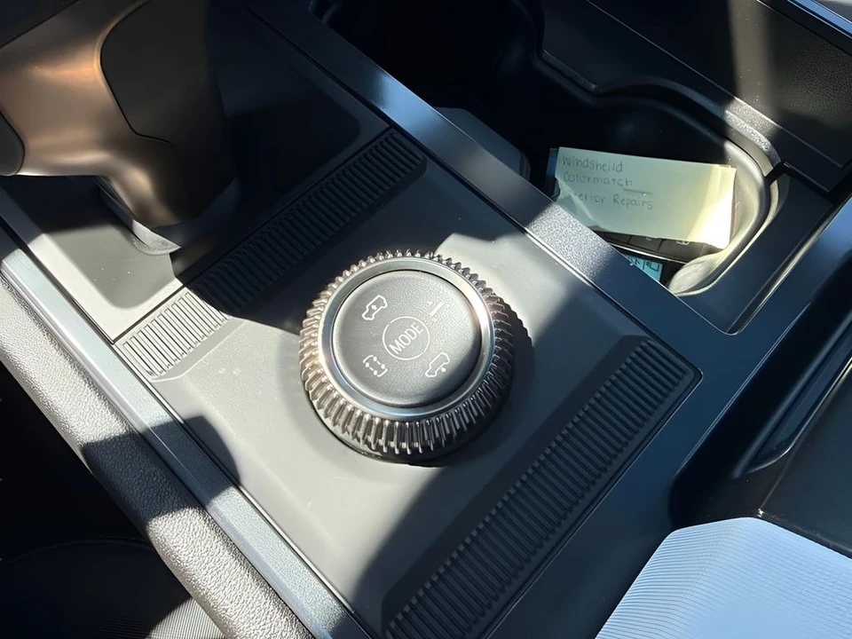 2024 GMC Hummer EV - Image 28 of 31