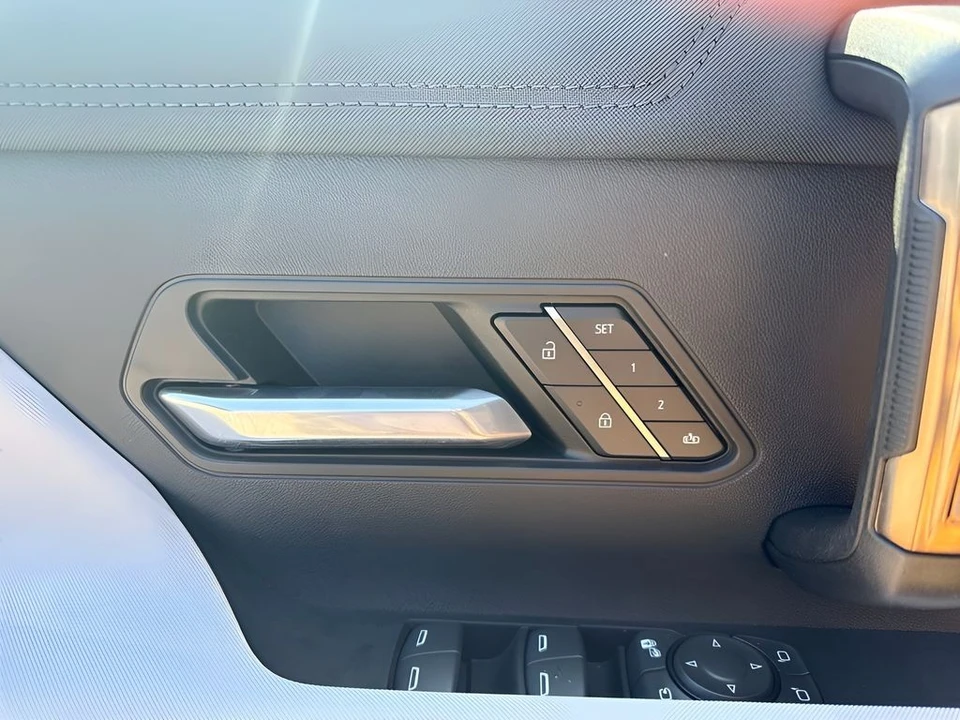 2024 GMC Hummer EV - Image 10 of 31